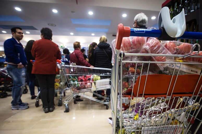 Clienti in fila alle casse di un supermercato - RIPRODUZIONE RISERVATA