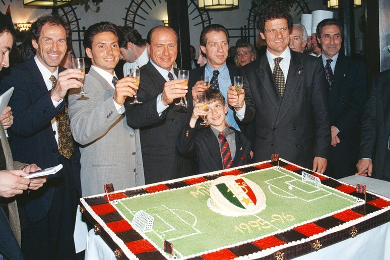 Il brindisi durante la cena organizzata dal Milan la sera dell '11 maggio 1996 per festeggiare la vittoria del campionato di calcio 95/96. Da sinistra Franco Baresi; Piersilvio, Silvio, Paolo e il piccolo Luigi Berlusconi; Fabio Capello - RIPRODUZIONE RISERVATA