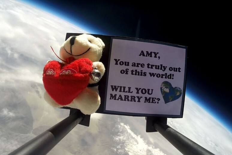 La proposta di matrimonio ai confini dell 'atmosfera terrestre (fonte: spaceweather.com – Earth to Sky Calculus) - RIPRODUZIONE RISERVATA