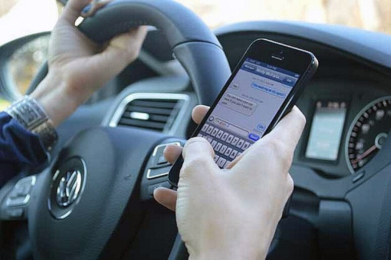 Possibile sospensione patente per chi guida e usa smartphone - RIPRODUZIONE RISERVATA