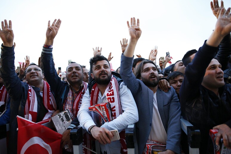 Supporter di Erdogan © ANSA/EPA