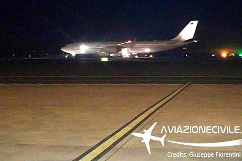 L 'atterraggio all 'aeroporto di Fiumicino del nuovo Airbus 340-500 preso in leasing da Etihad da parte della Presidenza del Consiglio - RIPRODUZIONE RISERVATA