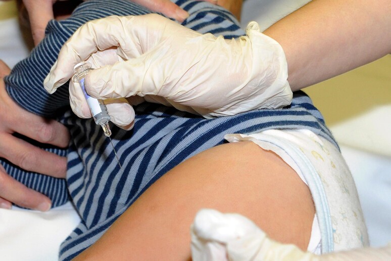 Un bambino durante una vaccinazione in una foto d 'archivio - RIPRODUZIONE RISERVATA