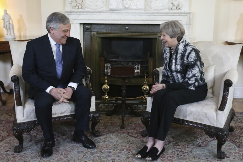 Incontro al 10 di Downing Street fra la premier britannica, Theresa May, e il presidente del Parlamento europeo, Antonio Tajani. © ANSA/AP