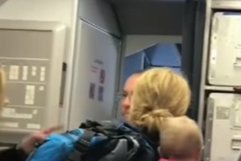 Un frame del video sul volo dell 'American Airlines (da YouTube) - RIPRODUZIONE RISERVATA