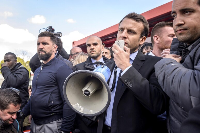 Emmanuel Macron parla agli operai della Whirlpool © ANSA/EPA