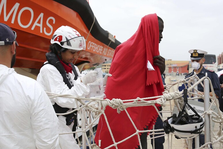 Guardia Costiera, Ong non attraggono i migranti © ANSA/AP