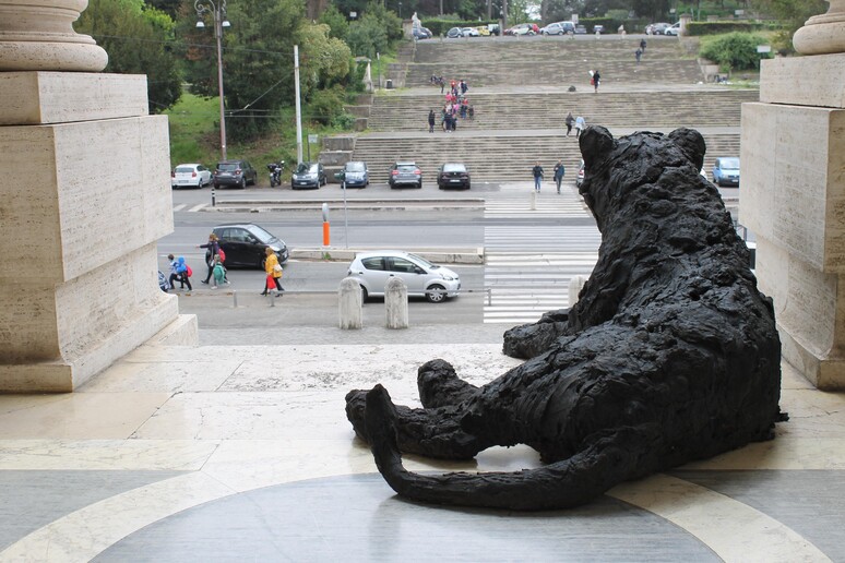 Galleria Nazionale d 'arte Moderna a Roma, uno dei leoni di Davide Rivalta - RIPRODUZIONE RISERVATA