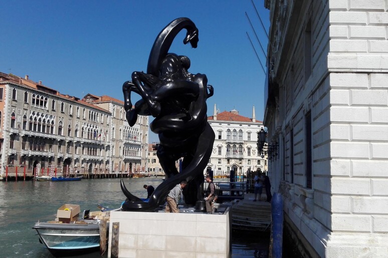La scultura di Damien Hirst a Venezia, sul Canal Grande - RIPRODUZIONE RISERVATA