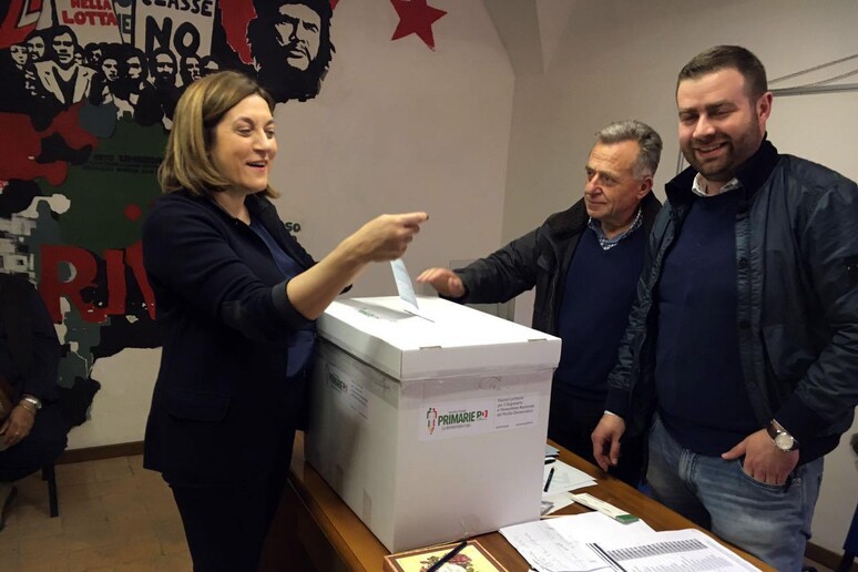 La presidente dell 'Umbria, Catiuscia Marini, al voto per le primarie Pd - RIPRODUZIONE RISERVATA