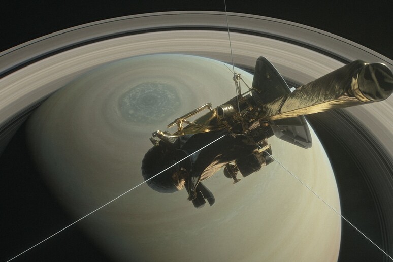 Rappresentazione artistica della sonda Cassini pronta al gran finale (fonte: NASA/JPL-Caltech) - RIPRODUZIONE RISERVATA