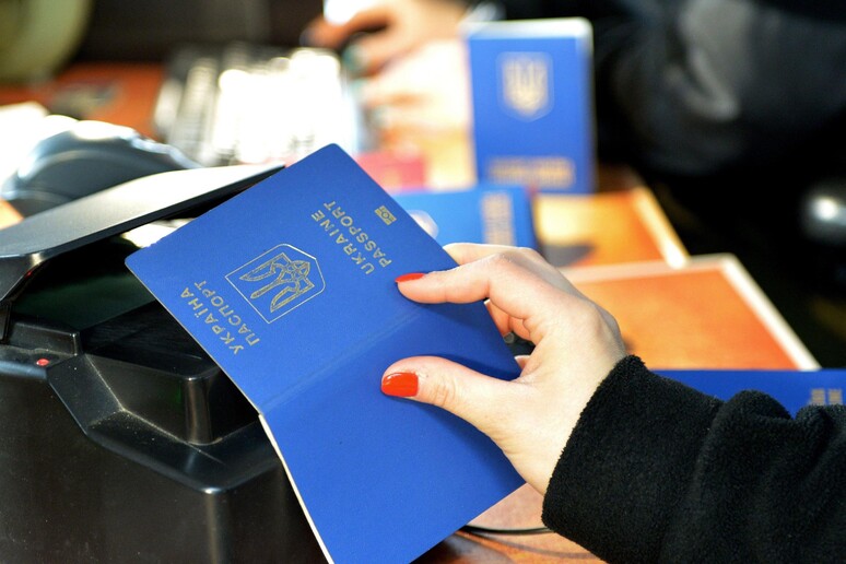 Un passaporto © ANSA/EPA