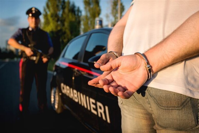 uomo arrestato dai carabinieri - RIPRODUZIONE RISERVATA