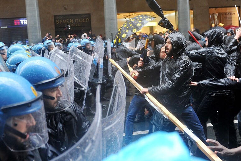 Tafferugli tra centri sociali e forze dell 'ordine durante un corteo a Torino in  una foto d 'archivio - RIPRODUZIONE RISERVATA