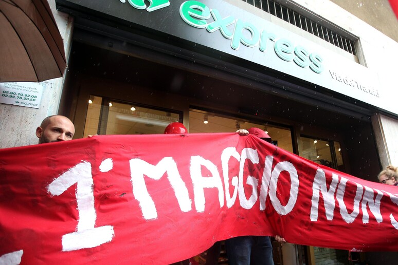 '1 Maggio non si lavora ', protesta Usb davanti ad un supermercato - RIPRODUZIONE RISERVATA