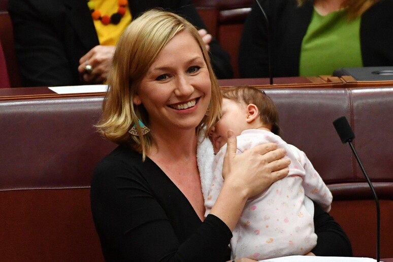 Greens Senator Larissa Waters first politician to breastfeed in the Australian parliament © ANSA/EPA