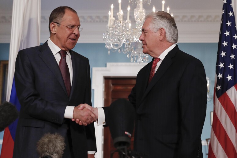 Rex Tillerson (d) stringe la mano a Sergey Lavrov © ANSA/AP