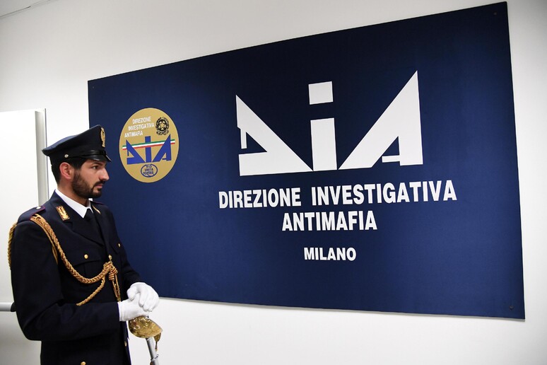 Un agente della Polizia di Stato davanti all 'ingresso della nuova sede del Centro Operativo della  Direzione Investigativa Antimafia di Milano - RIPRODUZIONE RISERVATA