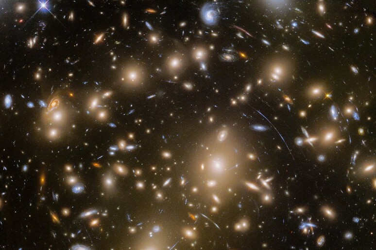 L 'ammasso di galassie Abell 370 fotografato da Hubble (fonte: NASA, ESA/Hubble, HST Frontier Fields) - RIPRODUZIONE RISERVATA