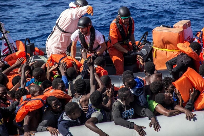 Migranti: 3,5 mld per accoglienza, controlli Viminale © ANSA/AP