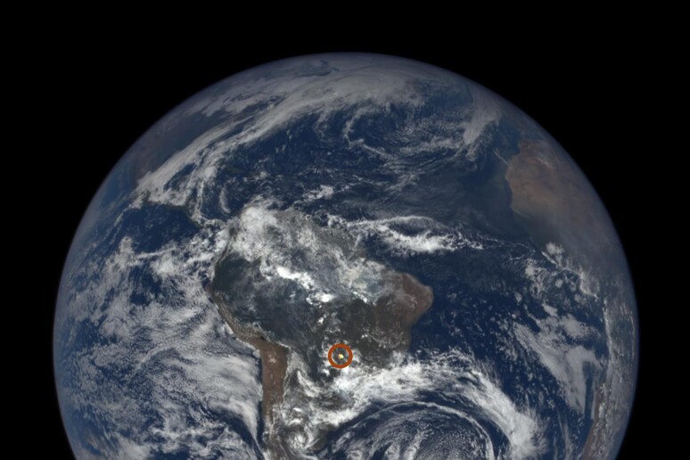 Nel cerchio rosso uno dei bagliori che rendono brillante la Terra visto dallo spazio, con lo strumento Epic del satellite Discovr (fonte: NASA 's Goddard Space Flight Center) - RIPRODUZIONE RISERVATA