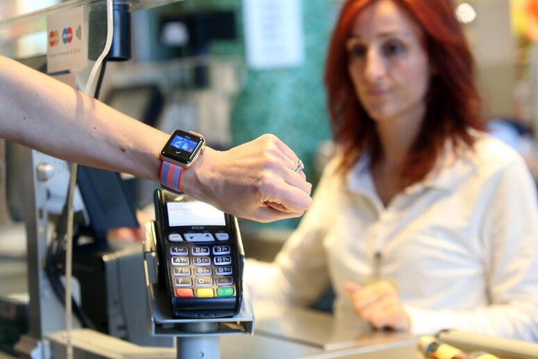 Arriva in Italia Apple Pay, l 'iPhone diventa un portafoglio - RIPRODUZIONE RISERVATA