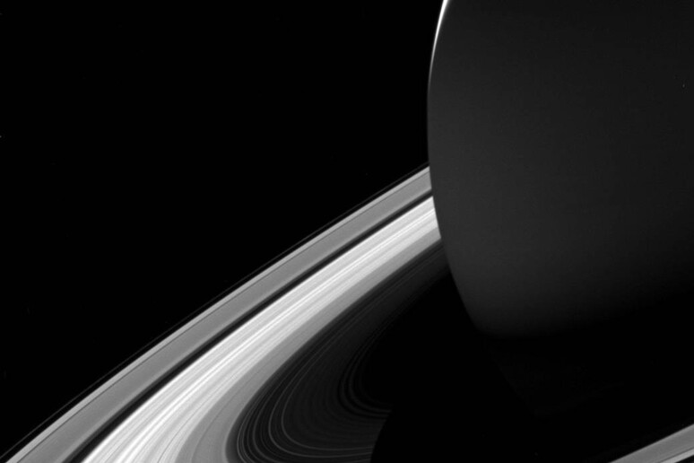 Saturno proietta sugli anelli la sua ombra, sempre più corta mentre si avvicina il solstizio d 'estate (fonte: NASA/JPL-Caltech/Space Science Institute) - RIPRODUZIONE RISERVATA