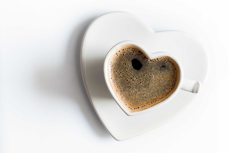 Caffè e cuore, è nato un amore: la tazzina che fa bene - RIPRODUZIONE RISERVATA