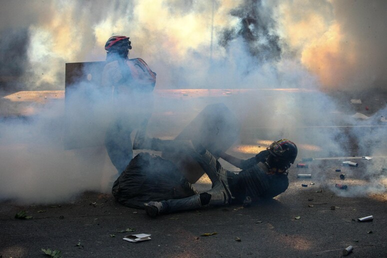 Ancora proteste e repressione in Venezuela, ucciso un paramedico © ANSA/EPA