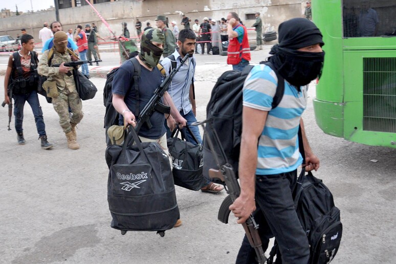 I ribelli lasciano quartiere al-Waer a Homs © ANSA/EPA