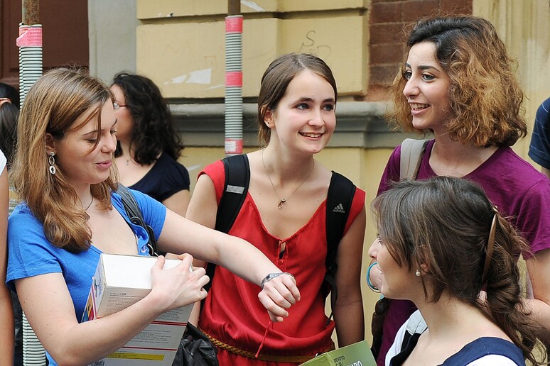 Studentesse davanti a un liceo in una foto d 'archivio - RIPRODUZIONE RISERVATA
