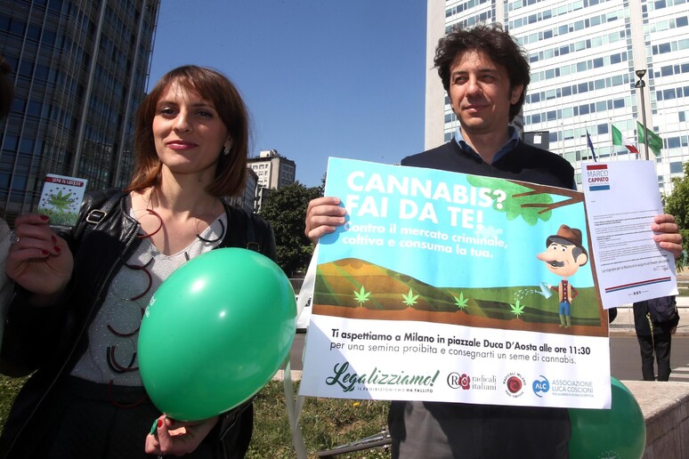 Il parlamentare europeo Marco Cappato con Antonella Soldo in piazza Duca D 'Aosta a Milano in  occasione della giornata mondiale dedicata alla cannabis, 20 aprile 2017. ANSA / MATTEO BAZZI - RIPRODUZIONE RISERVATA