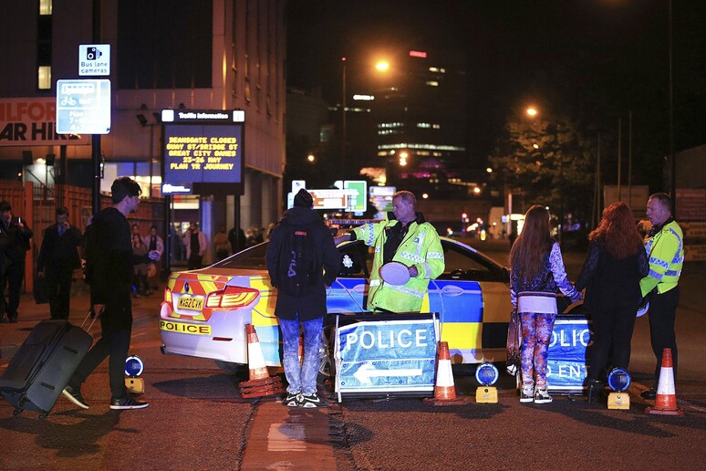 Le ambulanze davanti la Manchester Arena © ANSA/AP