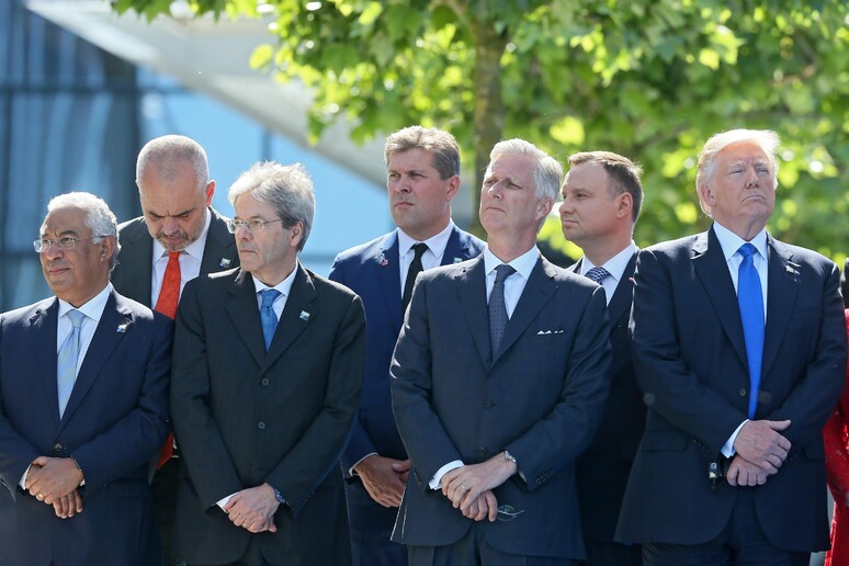 Paolo Gentiloni con altri capi di governo della Nato al vertice di Bruxelles © ANSA/EPA