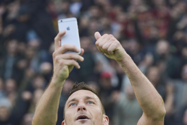 Smartphone, perdere foto fonte di stress, Totti scatta una foto - RIPRODUZIONE RISERVATA
