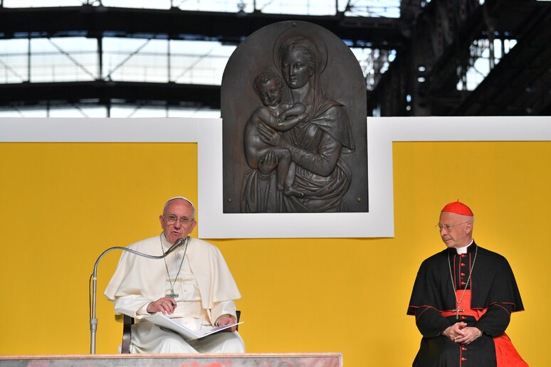 Il papa con il cardinal Bagnasco all 'Ilva di Genova - RIPRODUZIONE RISERVATA