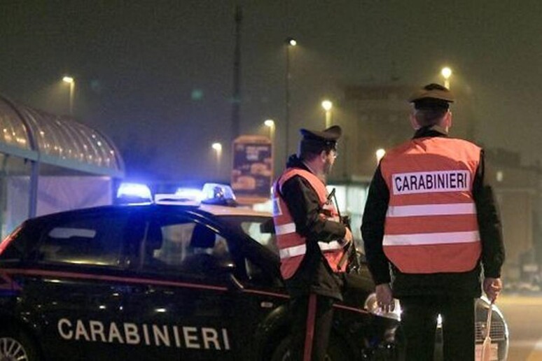 Posto di blocco notturno dei carabinieri a Osimo - RIPRODUZIONE RISERVATA