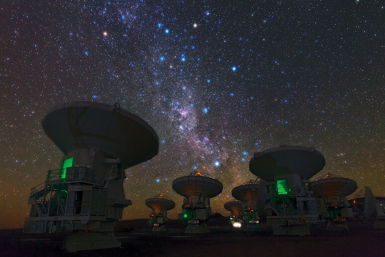 Il radiotelescopio Alma si trova a 5.000 metri di quota sulle Ande cilene, a Chajnantor (fonte: European Southern Observatory) - RIPRODUZIONE RISERVATA