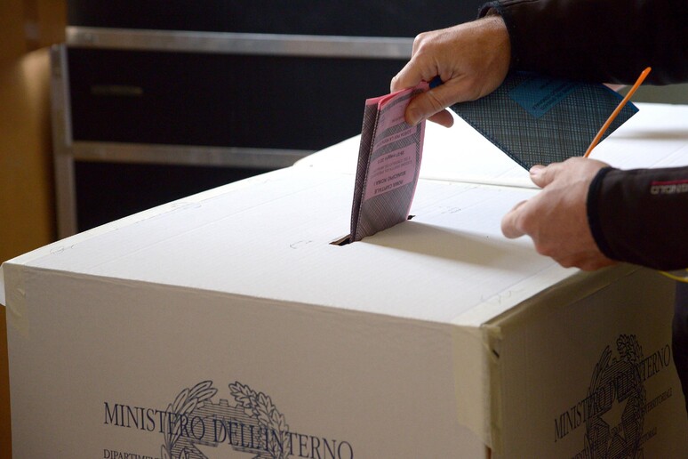 Operazioni di voto in una foto d 'archivio - RIPRODUZIONE RISERVATA