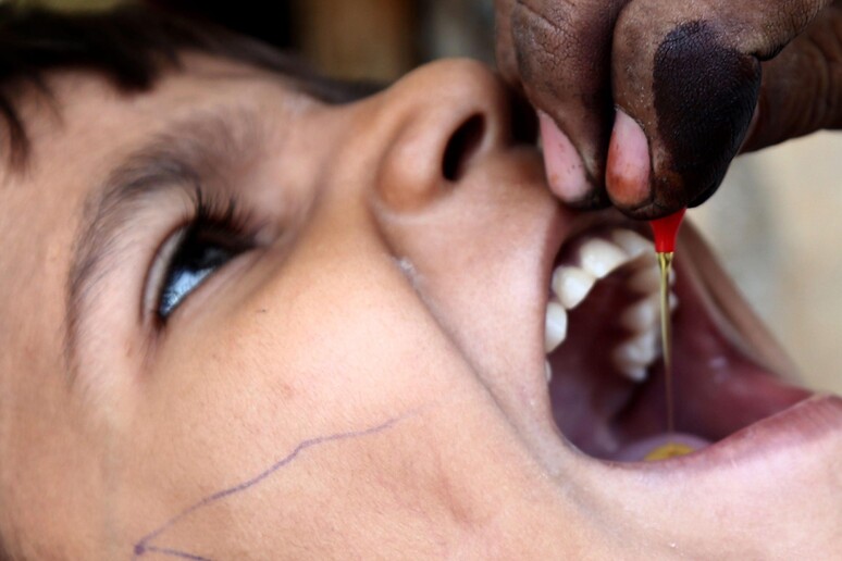 Io sono sopravvissuta alla polio e vi dico vaccinate i bimbi © ANSA/EPA