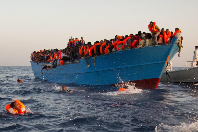 Un salvataggio di migranti da parte di una Ong © ANSA/AP