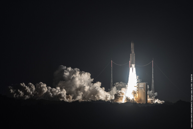 Il lancio di Ariane 5 dal centro spaziale di Kourou nella Guyana francese (fonte: ESA/CNES/Arianespace – Photo Optique Video du CSG – S. Martin) - RIPRODUZIONE RISERVATA