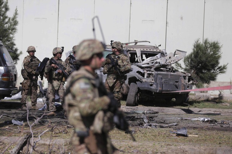 Soldati in Afghanistan dopo un attacco con un 'autobomba in una foto d 'archivio © ANSA/EPA