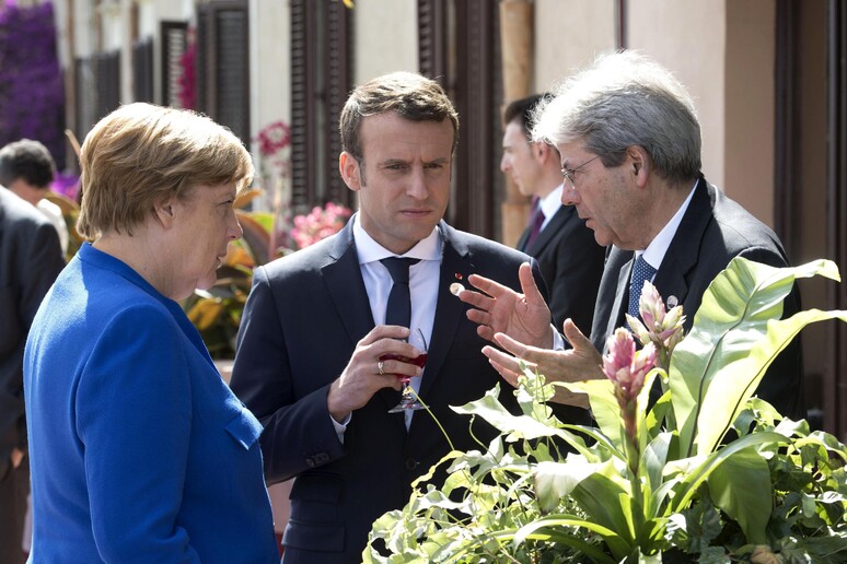 Paolo Gentiloni, Angela Merkel ed Emmanuel Macron in una foto d 'archivio di Tiberio Barchielli - RIPRODUZIONE RISERVATA