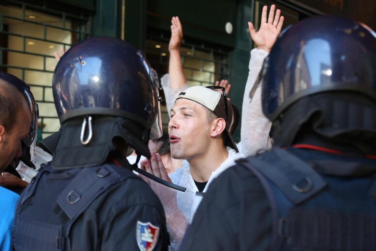 Tensione tra manifestanti e forze ordine - RIPRODUZIONE RISERVATA