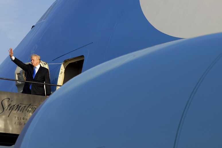 Donald Trump a bordo dell 'Air Force One all 'aeroporto di Newark © ANSA/AP