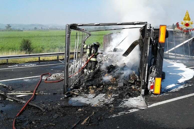 Camion bruciato in A14 - RIPRODUZIONE RISERVATA