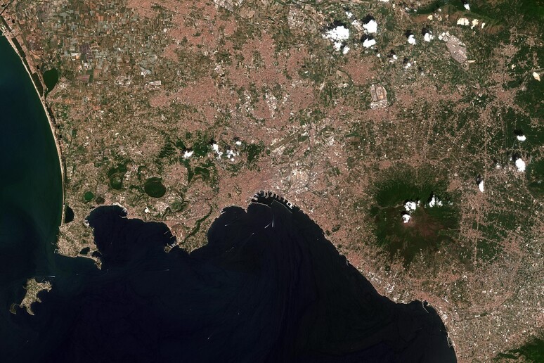 Napoli, il golfo e il Vesuvio fotografati dallo spazio (fonte: modified Copernicus Sentinel data (2017), processed by ESA, CC BY-SA 3.0 IGO) - RIPRODUZIONE RISERVATA