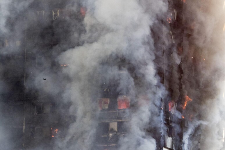 Incendio Londra: fino a 500 residenti a Grenfell Tower © ANSA/AP