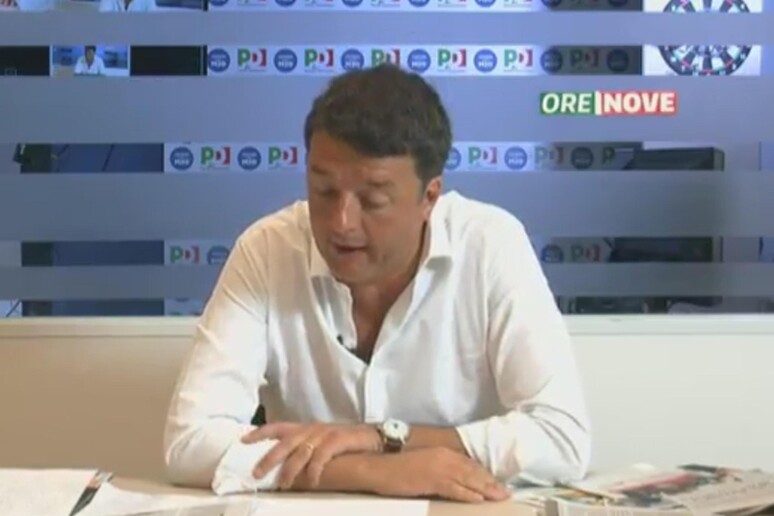 Matteo Renzi durante la rassegna stampa - RIPRODUZIONE RISERVATA